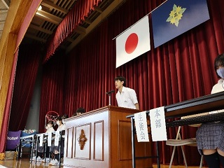 全校生徒の前で生徒会長挨拶